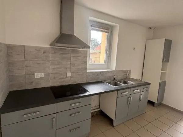Appartement avec petite cour privative et garage