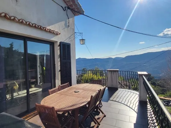 Haut de villa avec jardin et vue dégagée - Berre-les-Alpes