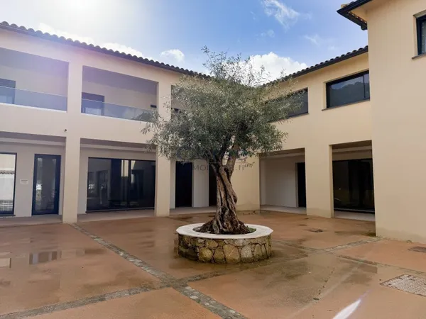 LOCAL COMMERCIAL AVEC PARKING - PORTICCIO