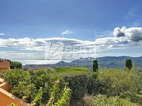 EXCLUSIVITE - MANDELIEU DOMAINE LE GRAND DUC - APPARTEMENT 3 PIECES RDJ SURÉLEVÉ ET JARDIN AVEC VUE 