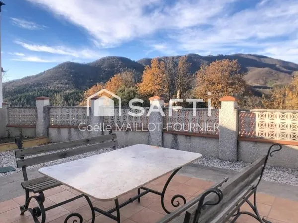 Grande villa avec terrasse et garage