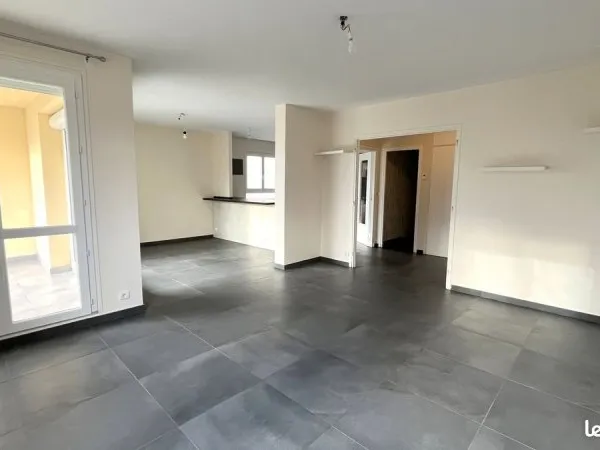 Appartement T3 bis de 80 m² avec balcon et grand garage double