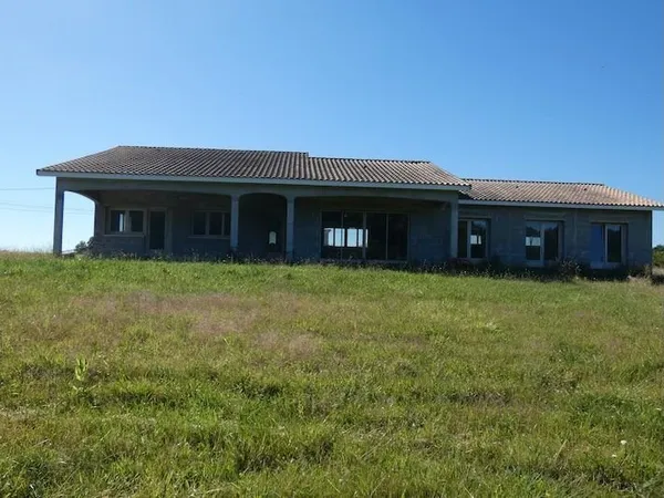 MAISON RÉCENTE À TERMINER