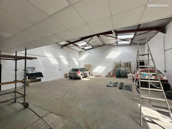 Local de stockage / activité de 156 m² - Charges incluses