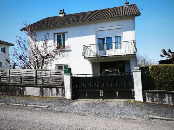 Maison de trois chambres sur sous sol.