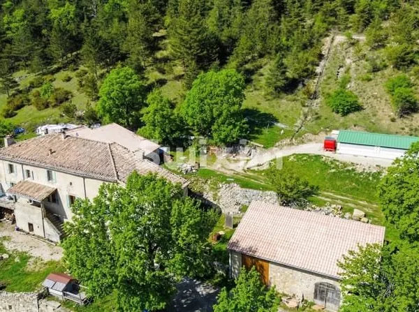 Ancienne ferme partiellement rénové avec terrain 1,2ha