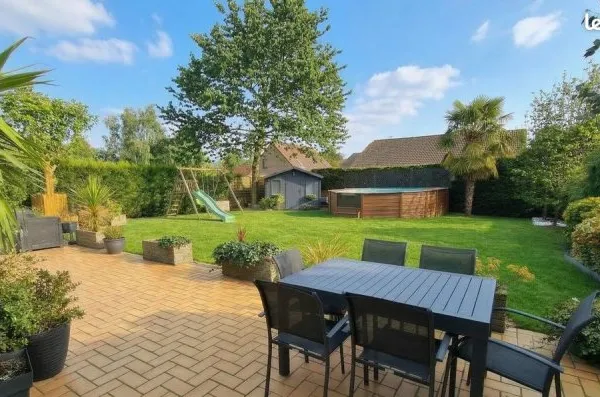 Maison familiale 147 m² avec jardin, terrasse et piscine sur parcelle de 600 m²