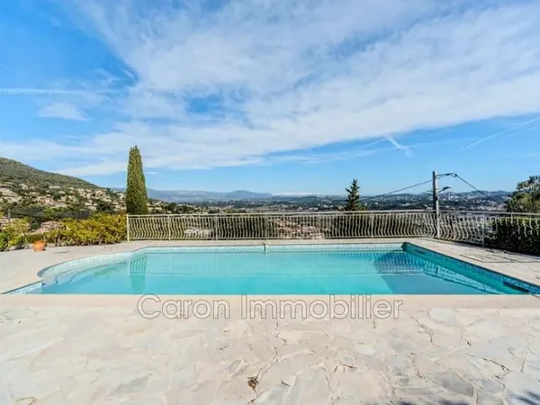Belle villa avec piscine vue mer et collines