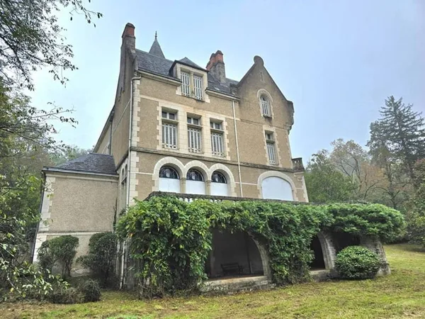 Demeure de prestige de 417m2, sur un terrain de 6ha 23a 18ca, piscine, dépendance et un logement typ