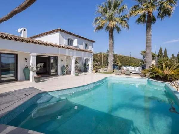 Antibes - Constance : Villa d'exception avec vue panoramique