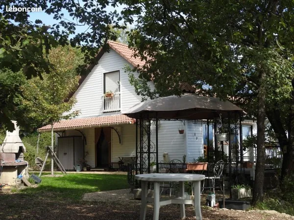 Particulier vend une très belle propriété de 3200m² boisée avec une maison structure bois de 125m². 