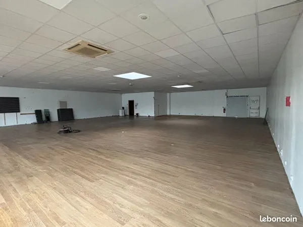Local 325 m² FEYTIAT