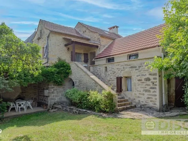 Charmante maison en pierre avec jardin.