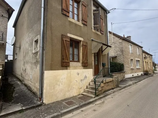 ETROCHEY ( 21) Maison de 100m2 avec petite cour proche de C