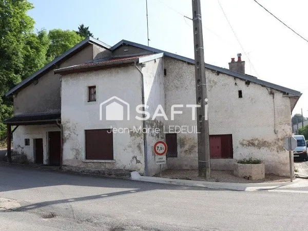 Maison de village sans jardin à rénover.