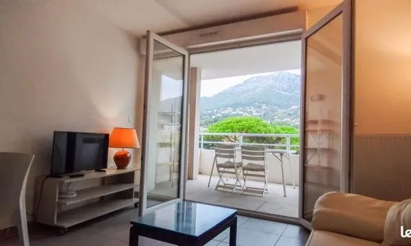 Appartement 2 pièces meublé quartier tranquille au pied du Mont Faron avec parking et terrasse