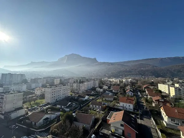 T4 lumineux au dernier étage avec balcon - Seyssinet-Pariset - avenue de la République - 68,52 m2