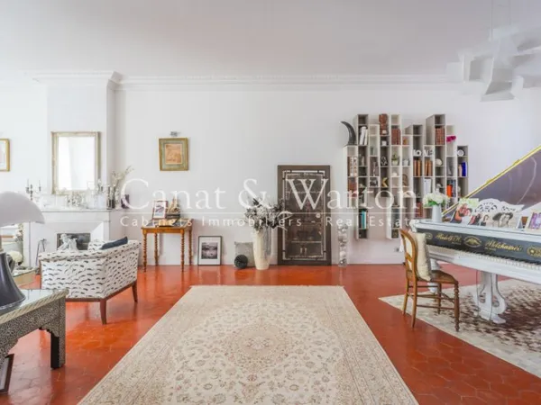 MAGNIFIQUE APPARTEMENT AVEC PISCINE DANS DEMEURE BOURGEOISE