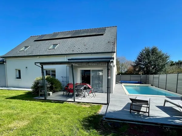 Brissac-Loire-Aubance - maison familiale avec vie de plain-pied, garage, jardin et piscine sans trav