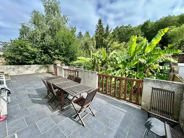 A VENDRE MAISON DE MAITRE DIVISE EN TROIS APPARTEMENTS + GARAGE + JARDIN
