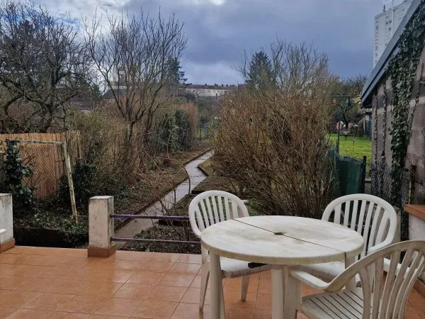 Charmante maison rénovée avec terrasse, jardin et garage