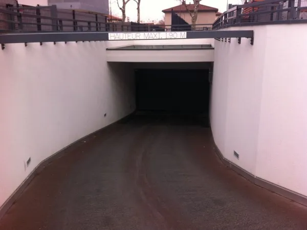Garage 19 m2 en sous sol au 71 avenue jean jaures st priest