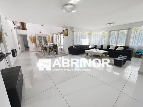Roubaix, semi-plain-pied, 5 chambres, 2 salles de bains, garage 3 voitures, atelier 150m²