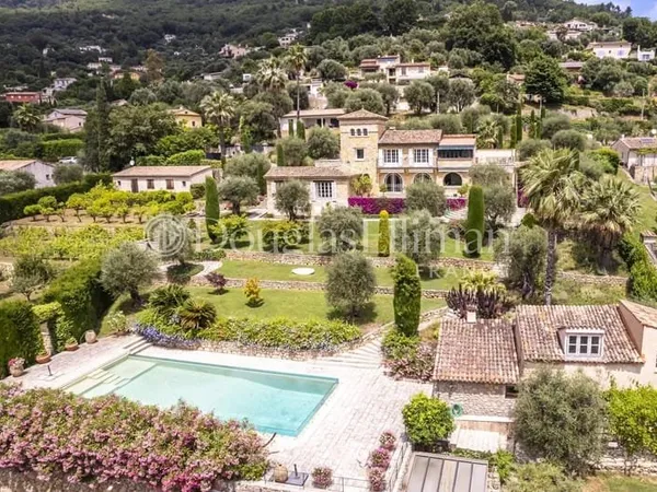 Le Bar-Sur-Loup : Une Propriété Exceptionnelle en Pierre avec Vue Panoramique, Piscine, Tennis et Ja
