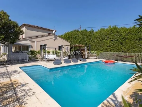 VILLA AVEC PISCINE ET STUDIO PERNES LES FONATINES