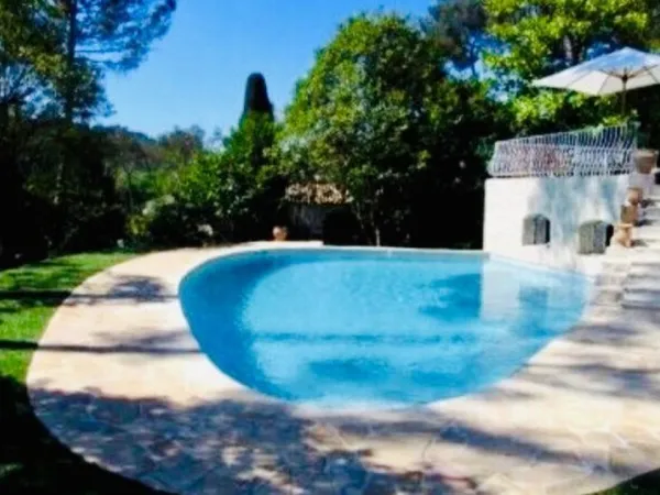 MOUGINS VILLA T6/T7 INDIVIDUELLE DE +/- 300 M2 TERRAIN 1500