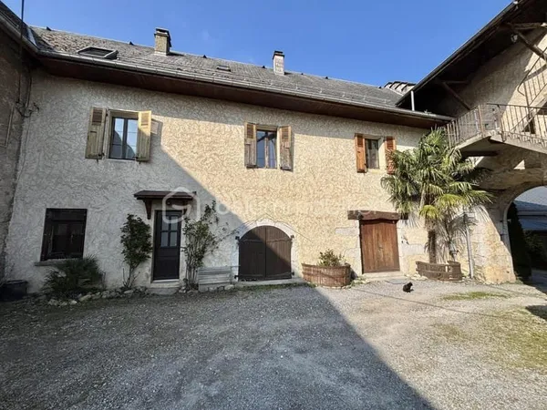 Niché dans un ancien château féodal découvrez une maison de 272m² avec 6 chambres