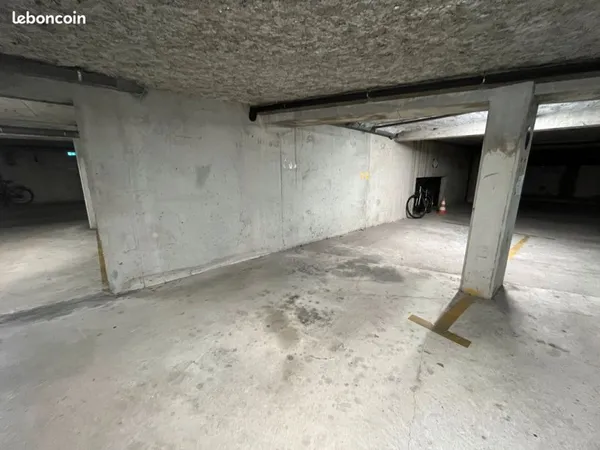 Parking garage gare tramway Tours Centre