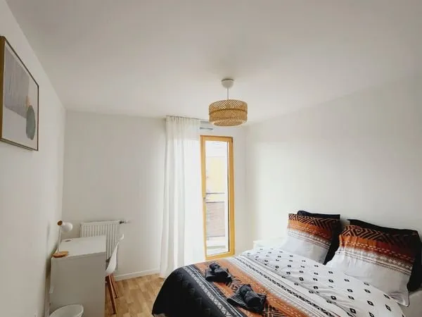 Colocation entre filles dans un appartement récent à Stains : 1 chambre cosy avec balcon privatif di