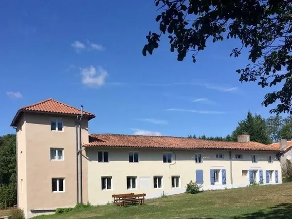 Maison de 6 chambres entièrement rénovée avec tour, lac, piscine, grange et gîte d'une chambre.