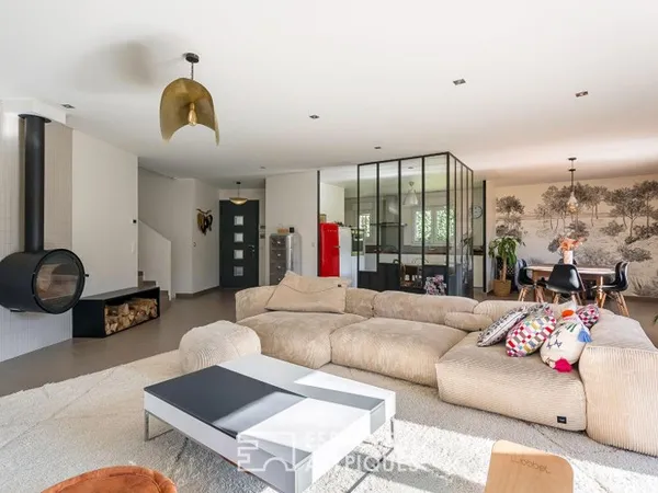 Maison avec jardin paysagé et piscine