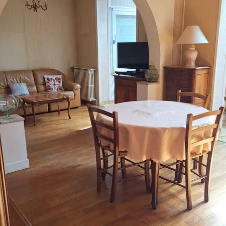 Maison individuelle de 143 m2 proche commerces, écoles et mairie (arrêt de bus)
