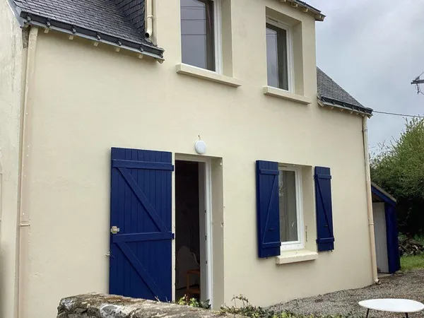 Maison de pays rénovée, 2 chambres, terrain, proche du bourg