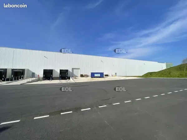 Local logistique 4 896 m²