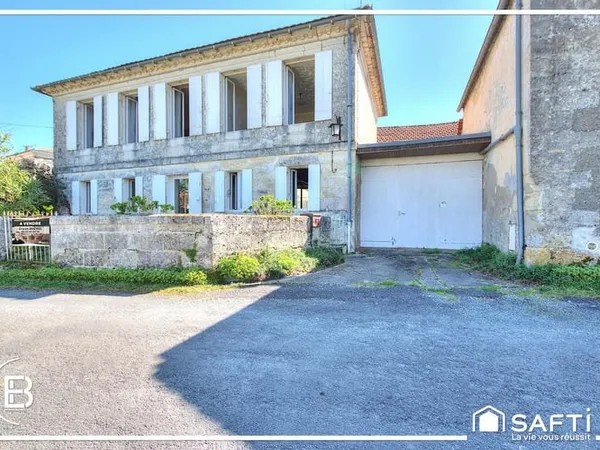 Maison en pierre et nombreuses dépendances