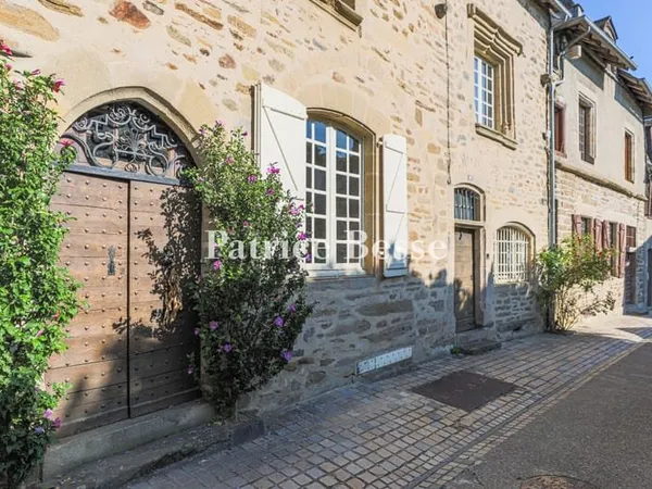 En Corrèze, dans la cité historique d'Uzerche, une maison de bailli du 15e s., remaniée au 17e s., a