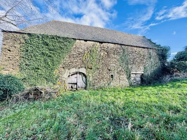 Rieupeyroux - Grange en pierre à rénover avec terrain dans un hameau paisible