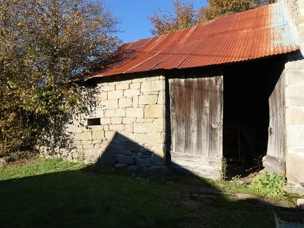 CORREZE. St Augustin. Grange mitoyenne avec terrain de 2959m2