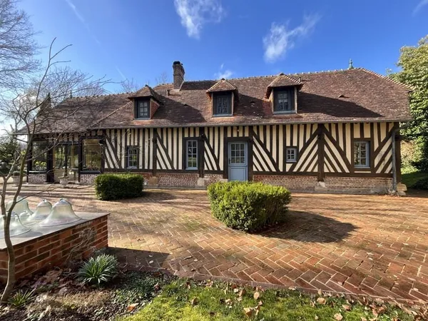 -- Au coeur du bocage normand, blottie au bout d'un chemin calme et préservé, la Villa Blanche est u