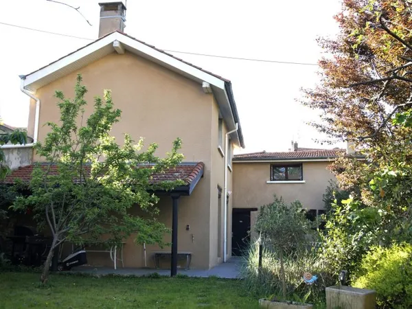 Idéale pour une grande famille, implantée proche du centre de Saint-Chamond et des axes principaux, 