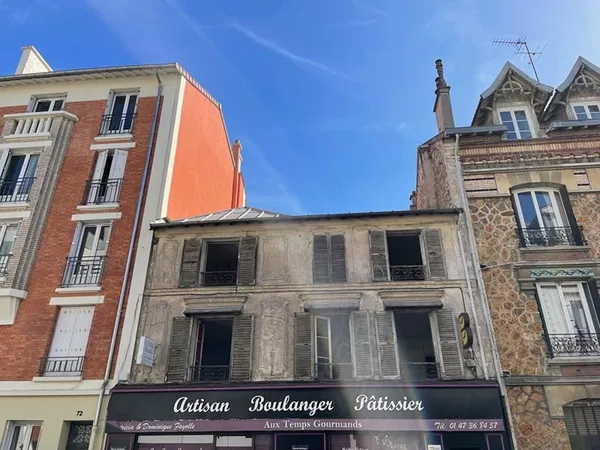 Immeuble mixte de commerce et d'habitation situé en plein Centre de Clamart.