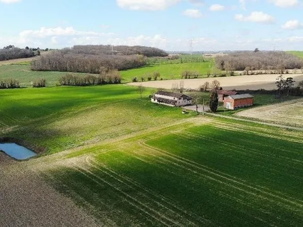 Maison en pierre de 260m2 et hangars sans voisin 47400