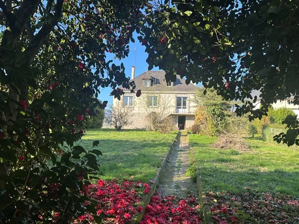Ecrin de verdure au coeur d'un bourg, 15 min de Vannes ! 110 m² hab avec 2000 m² terrain