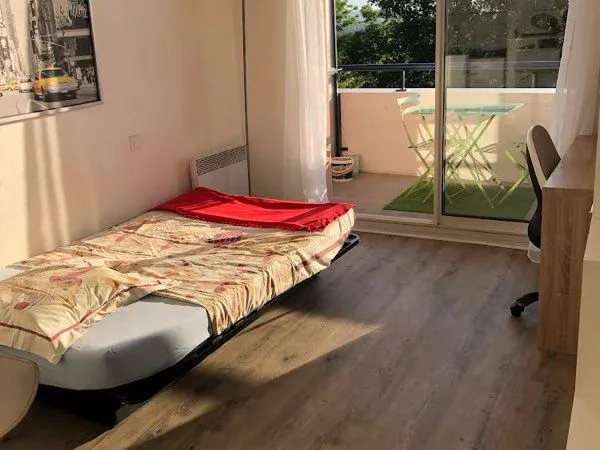 Studio meublé en etage avec terrasse