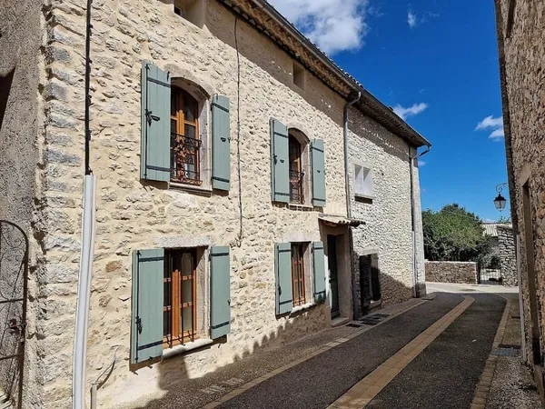 Saint-Christol-D'albion Spacieuse maison de caractère en pierre, rénovée avec goût et jardin aménagé