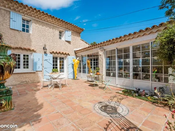 Belle propriété de charme avec dépendances et jardin paysagé